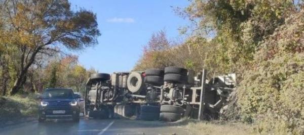 В Крыму в ДТП с цементовозом пострадали двое взрослых и ребенок
